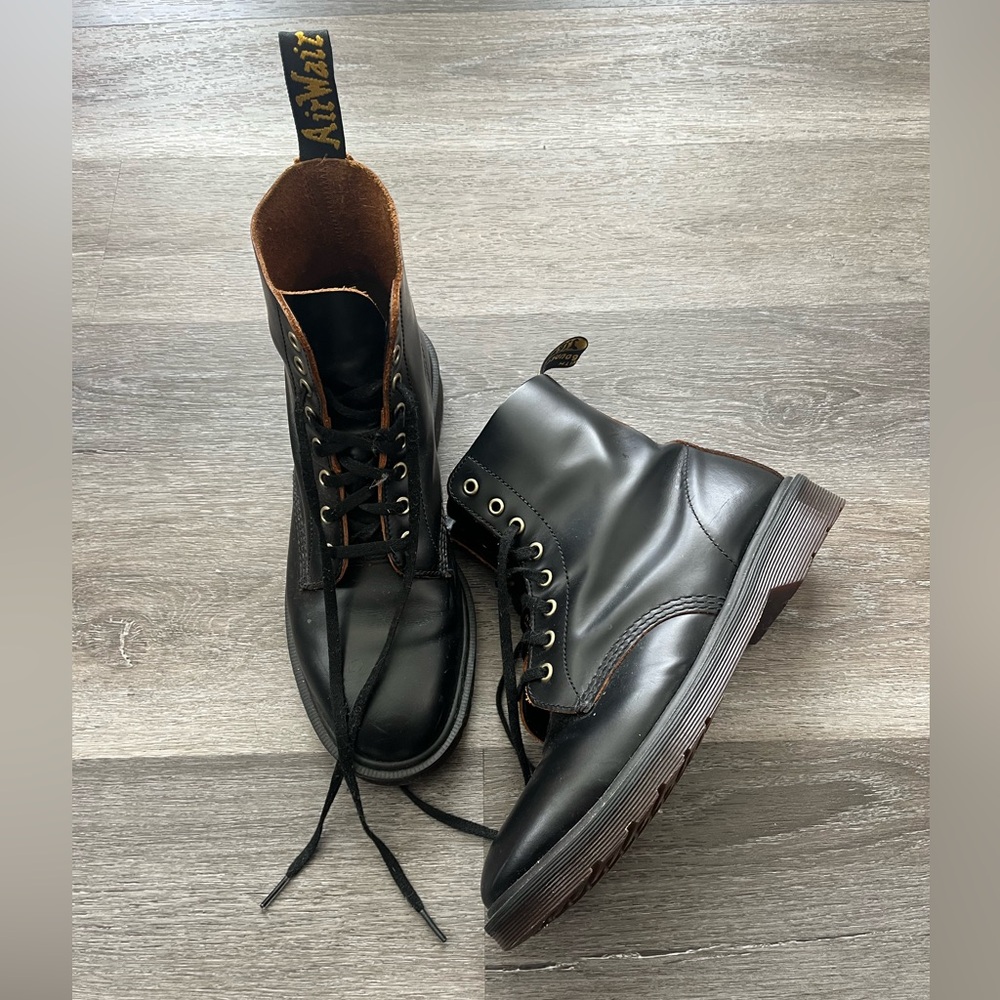 Doc Marten combat boot plain welt